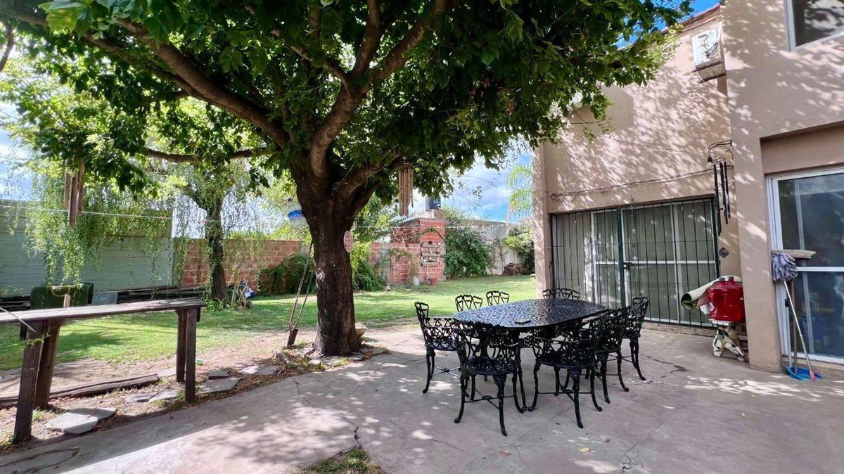 CASA EN VENTA LOBOS 3 DORMITORIOS PARQUE COCHERA