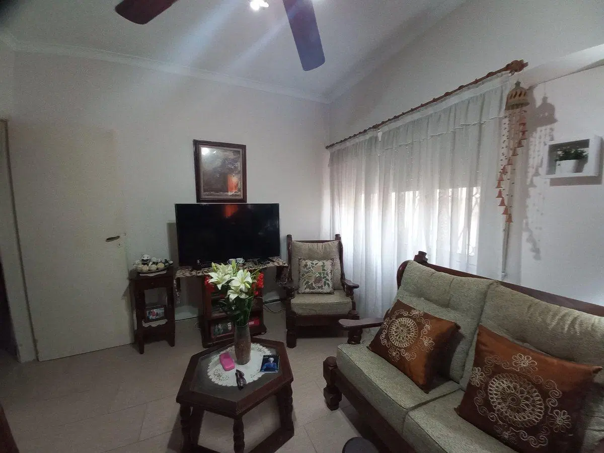 VENTA CASA 4 AMB CON COCHERA Y PATIO EN ESQUINA 2