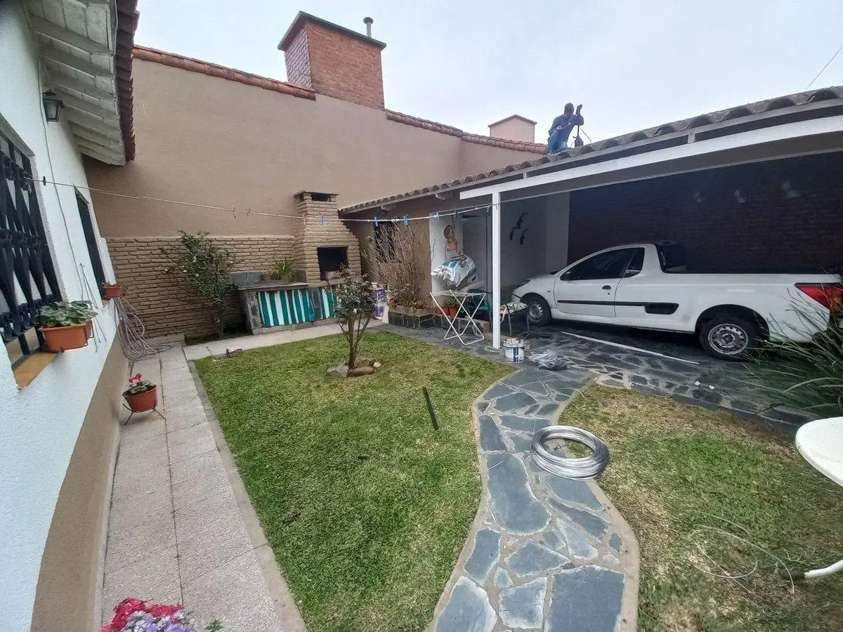 VENTA CASA 4 AMB CON COCHERA Y PATIO EN ESQUINA 3