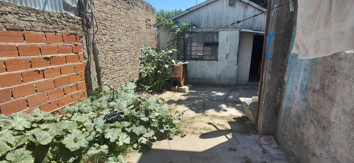 CASA CON FONDO Y LOCAL AL FRENTE GLEW CENTRO 5