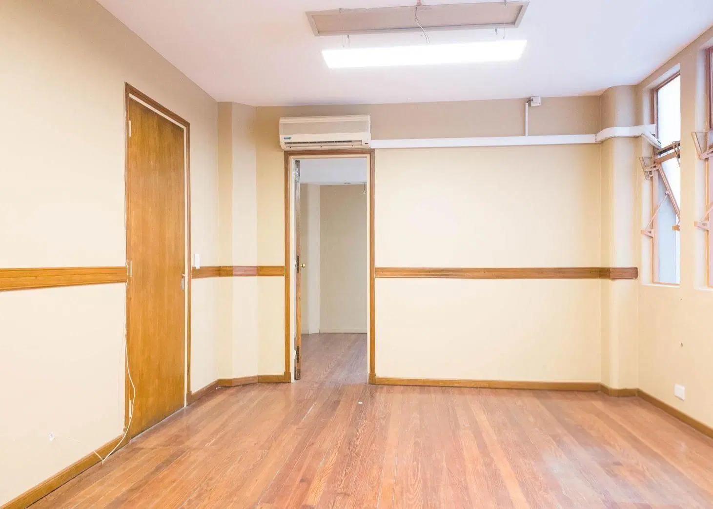 VENTA  OFICINA  DISTINGUIDA PALACIO BAROLO 5