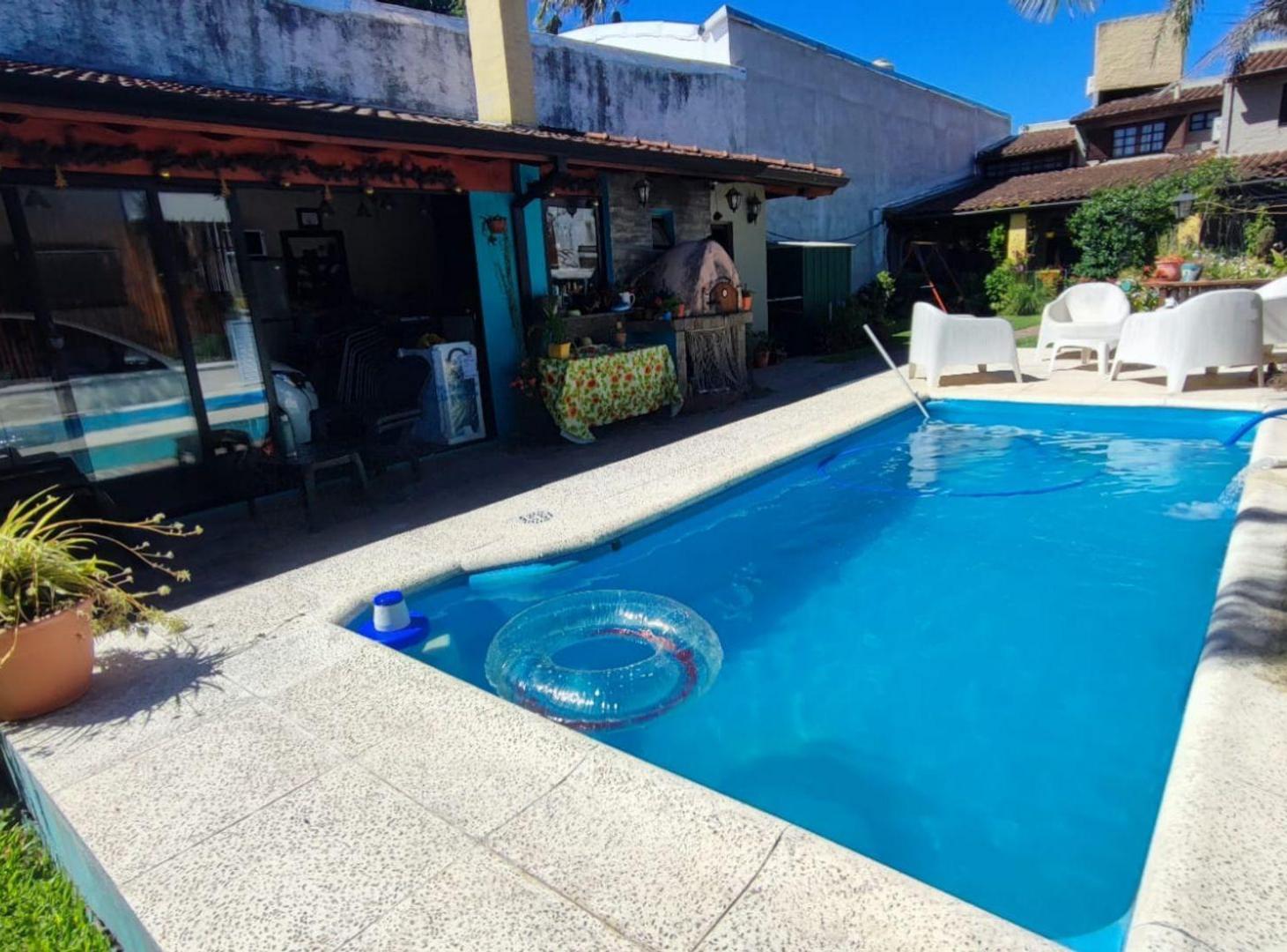 Foto de CHALET EN VENTA CON PILETA Y PARQUE QUILMES OESTE, imagen 1