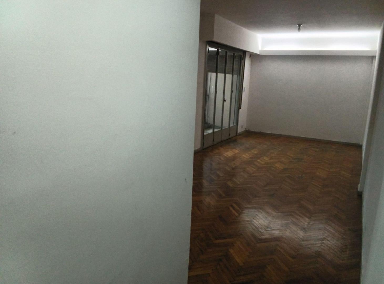 Foto de VENTA DEPARTAMENTO 3 AMB. CON DEPENDENCIA FLORES, imagen 2