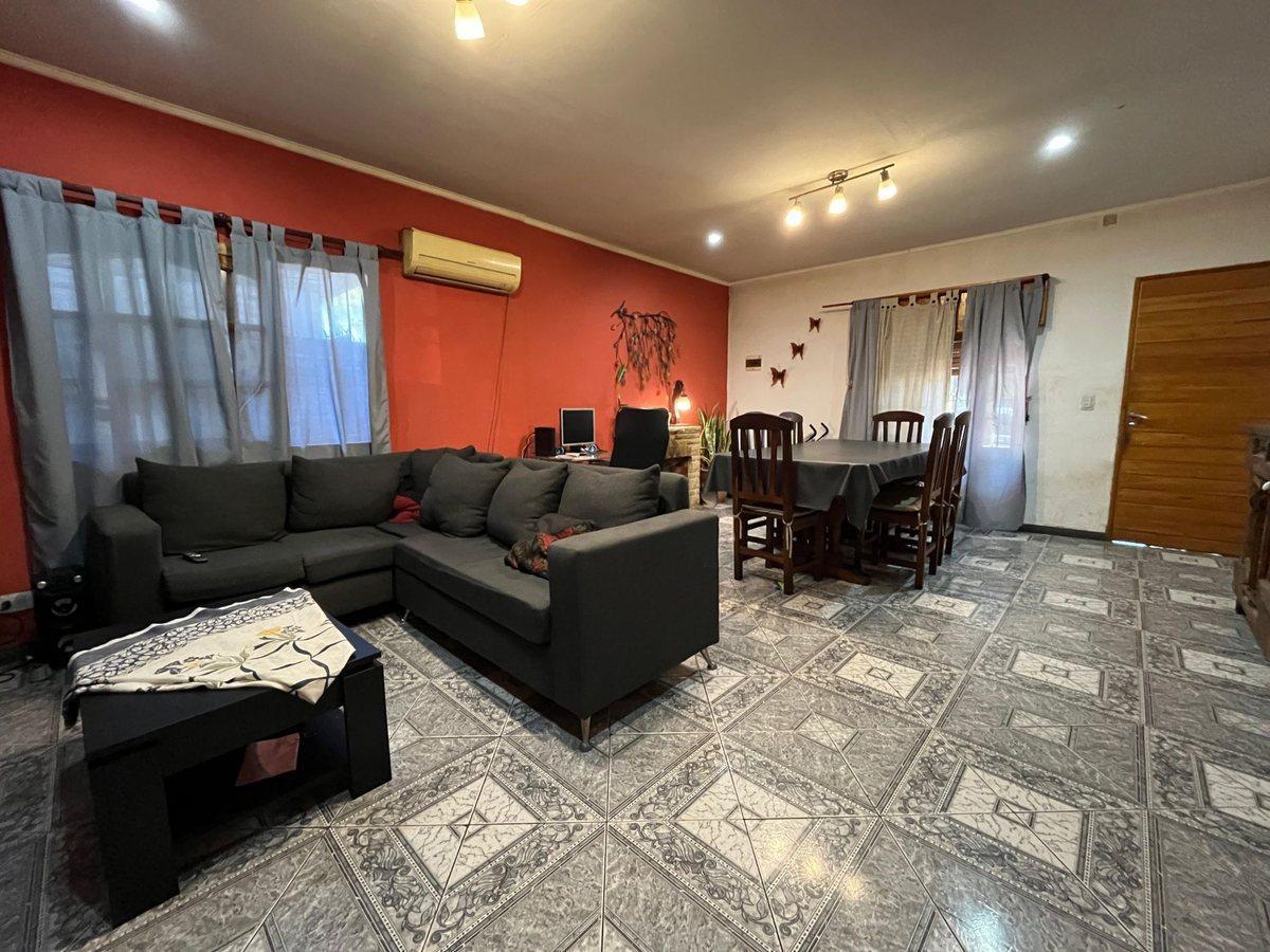 Foto de CASA VENTA 5 AMB GARAGE APTA CRÉDITO BURZACO, imagen 1