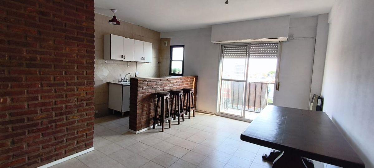 Foto de AMPLIO Y LUMINOSO DEPARTAMENTO DE 2 AMBIENTES, imagen 2