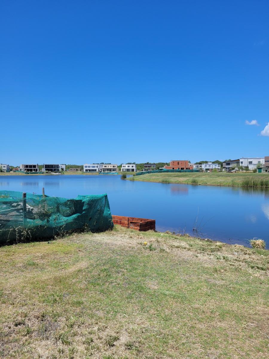 Venta lote a laguna en Barrio Santa Ana