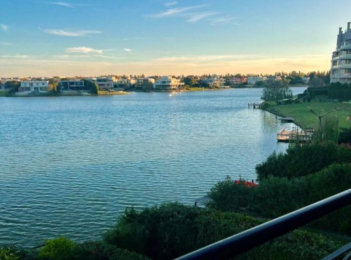 Departamento con vista al lago en Islas del Golf!  1
