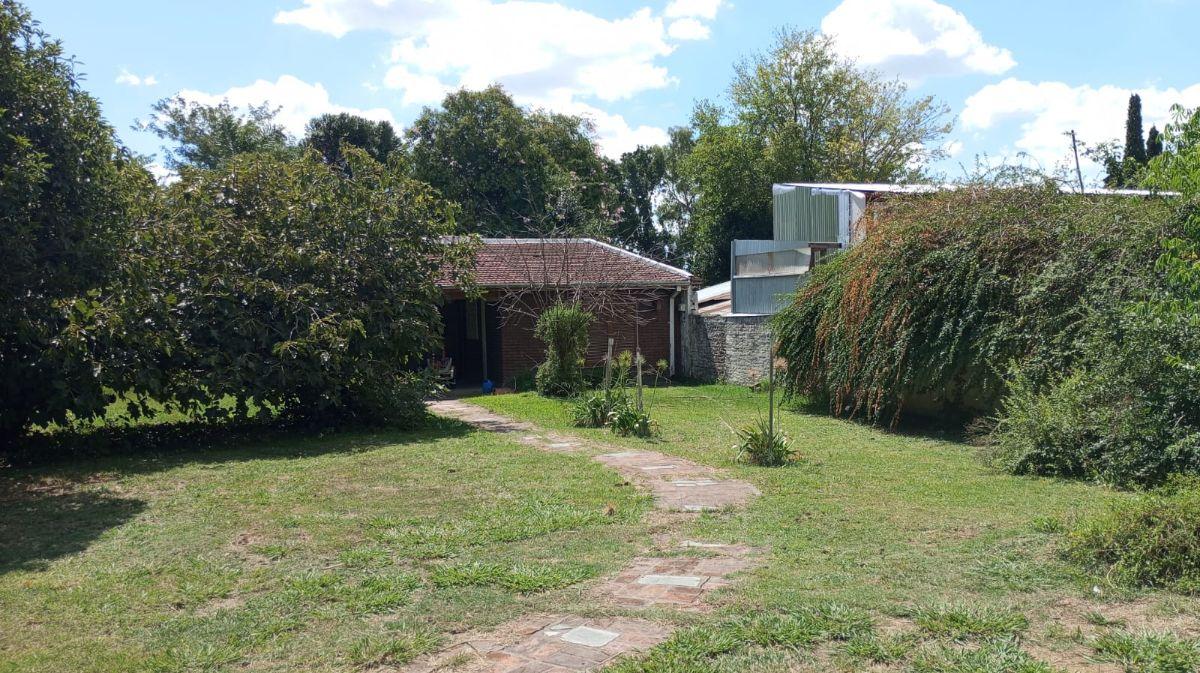 Lote con casa de 2 amb en venta en benavidez