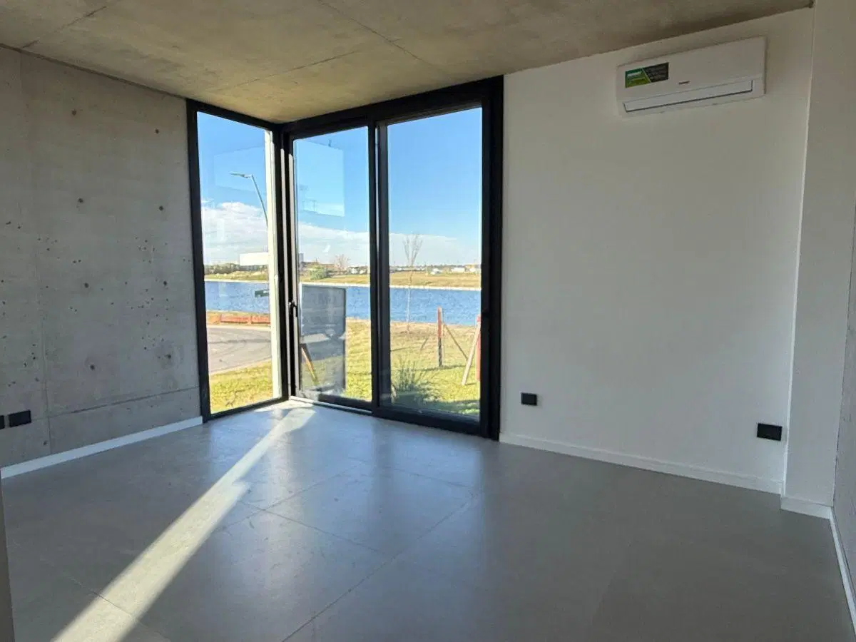 CASA EN VENTA EN EL EXCLUSIVO BARRIO PUENTES DE NORDELTA. 2