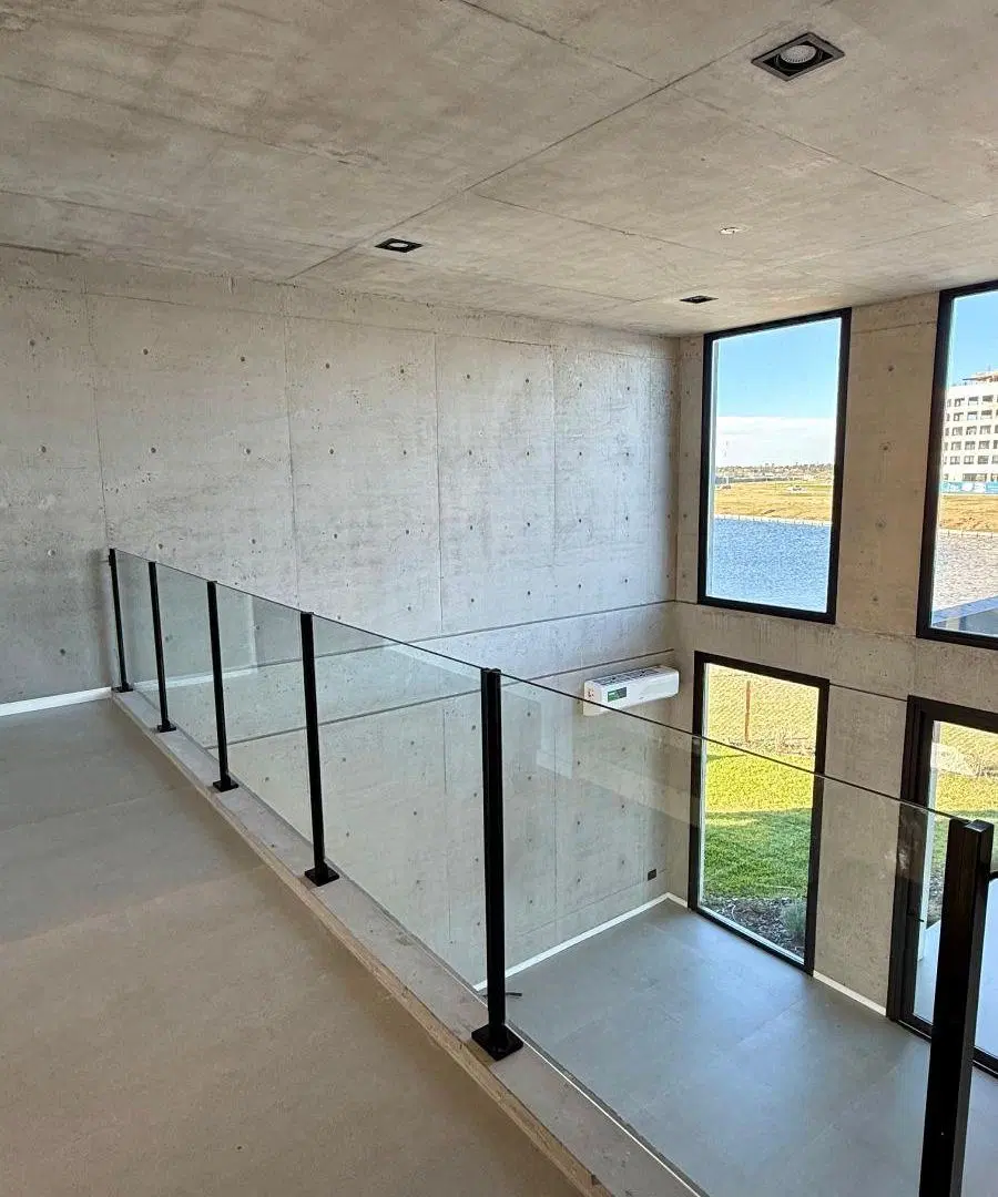CASA EN VENTA EN EL EXCLUSIVO BARRIO PUENTES DE NORDELTA. 1