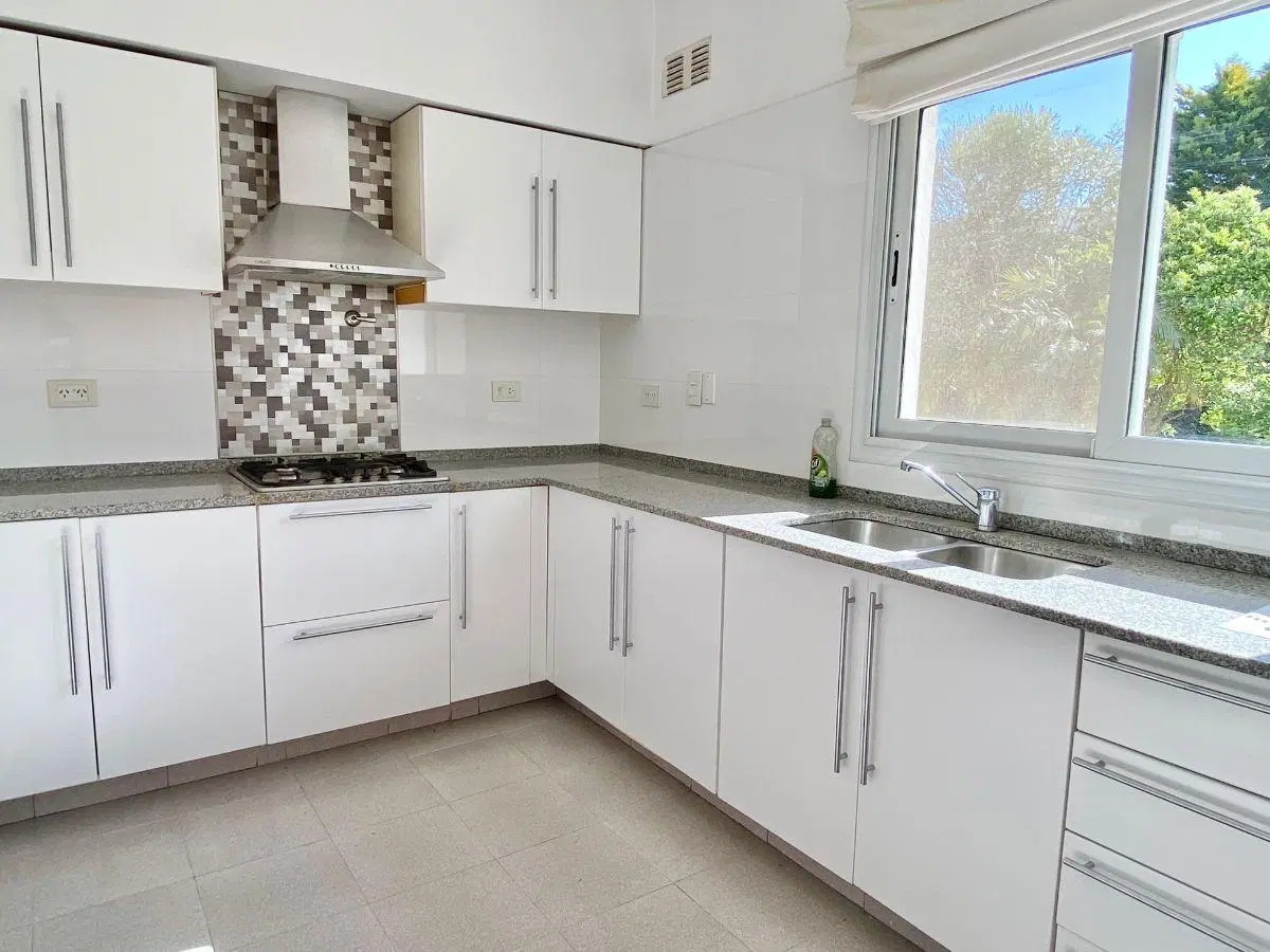 MUY LINDA CASA EN VENTA EN EL BARRIO LAS GLORIETAS NORDELTA! 5