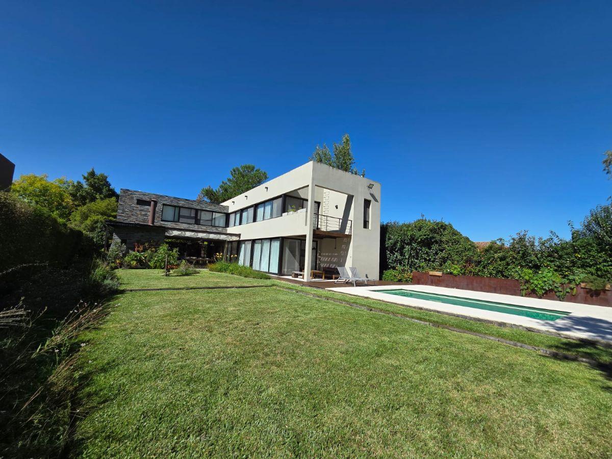 Foto de CASA MODERNA EN VENTA Barrio Santa Maria de Tigre., imagen 1