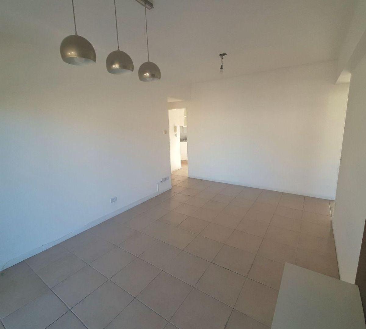 Foto de FUNCIONAL DEPARTAMENTO DE 3 AMBIENTES CON COCHERA Y BAULERA EN, imagen 2