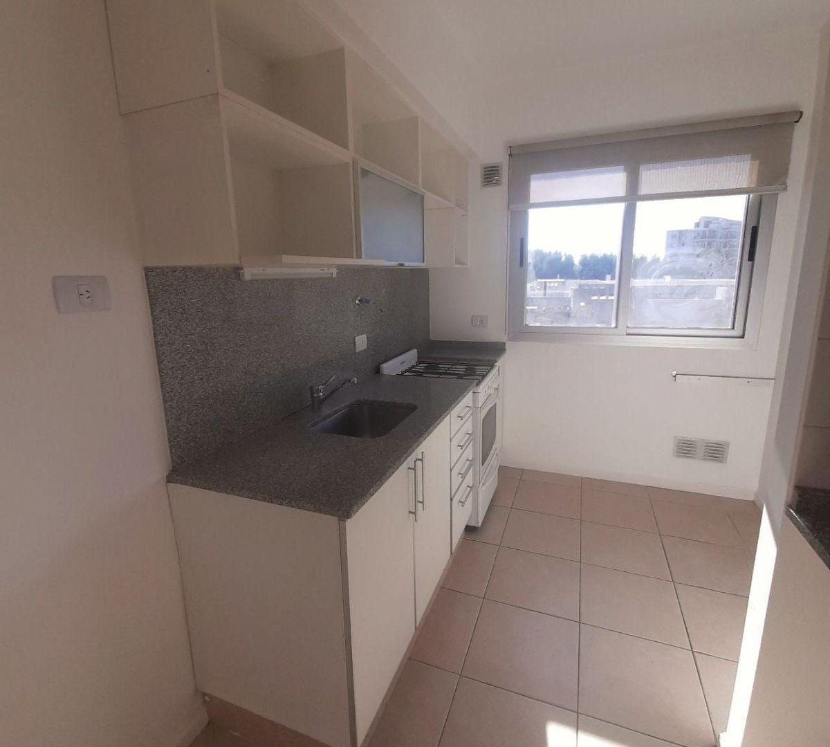 Foto de FUNCIONAL DEPARTAMENTO DE 3 AMBIENTES CON COCHERA Y BAULERA EN, imagen 4