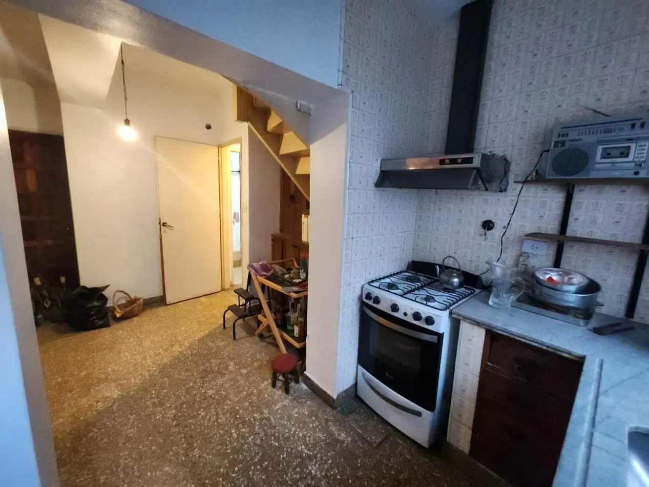Casa de tres planta con terraza para refaccionar- FLORES 3
