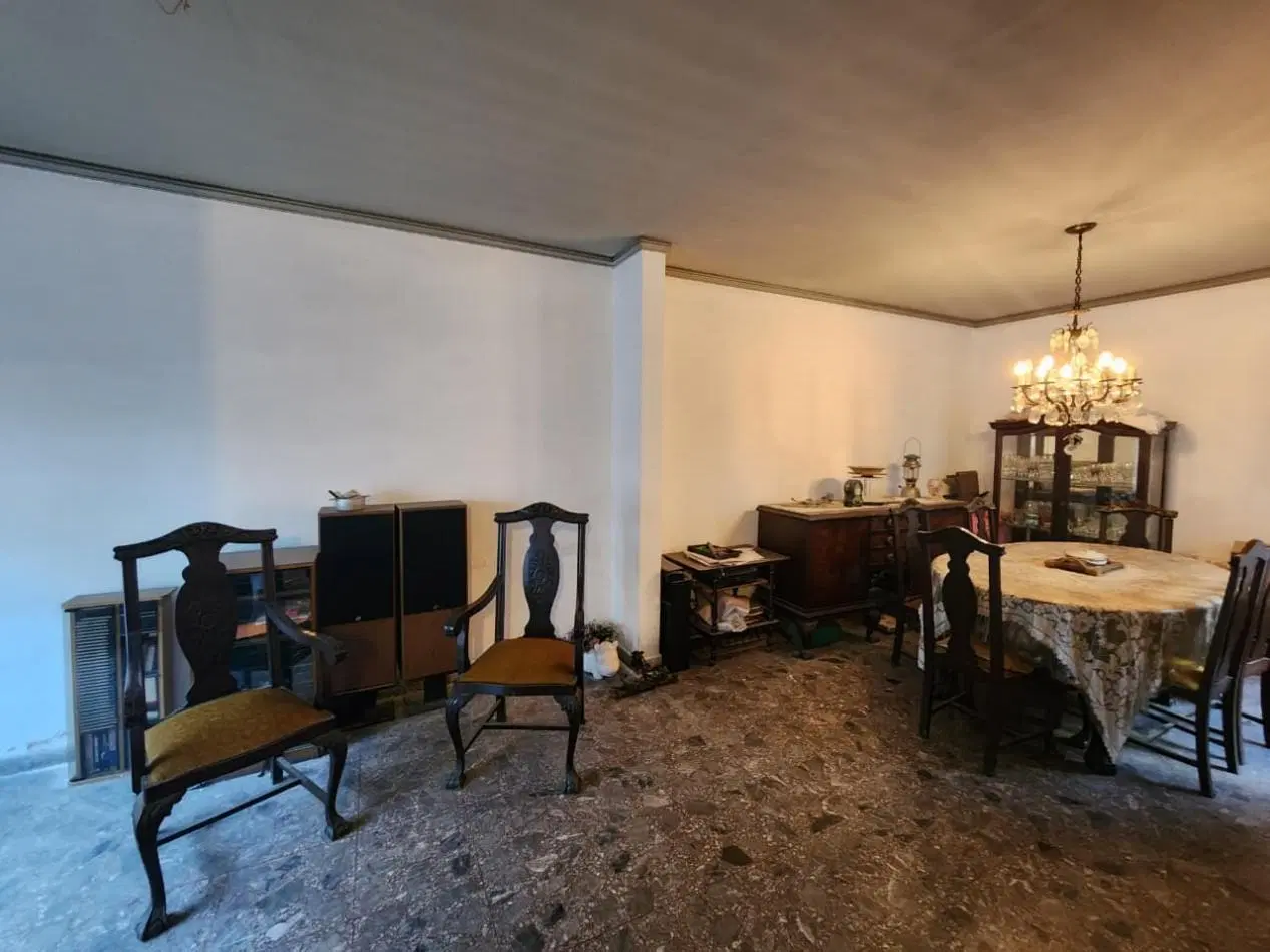 Casa de tres planta con terraza para refaccionar- FLORES 5