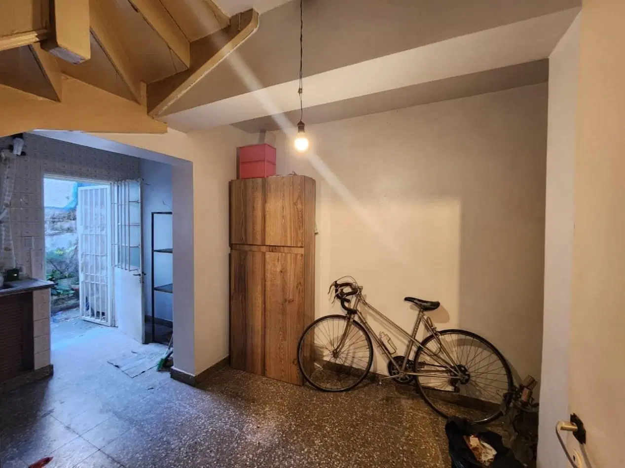 Casa de tres planta con terraza para refaccionar- FLORES 4