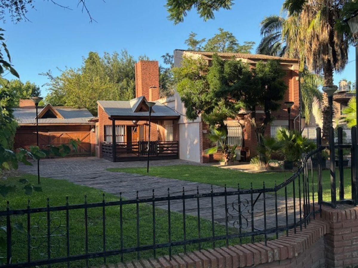 CASA EN VENTA DE 4 DORMITORIOS CON PILETA Y PARQUE EN GARITA 10 DE FUNES