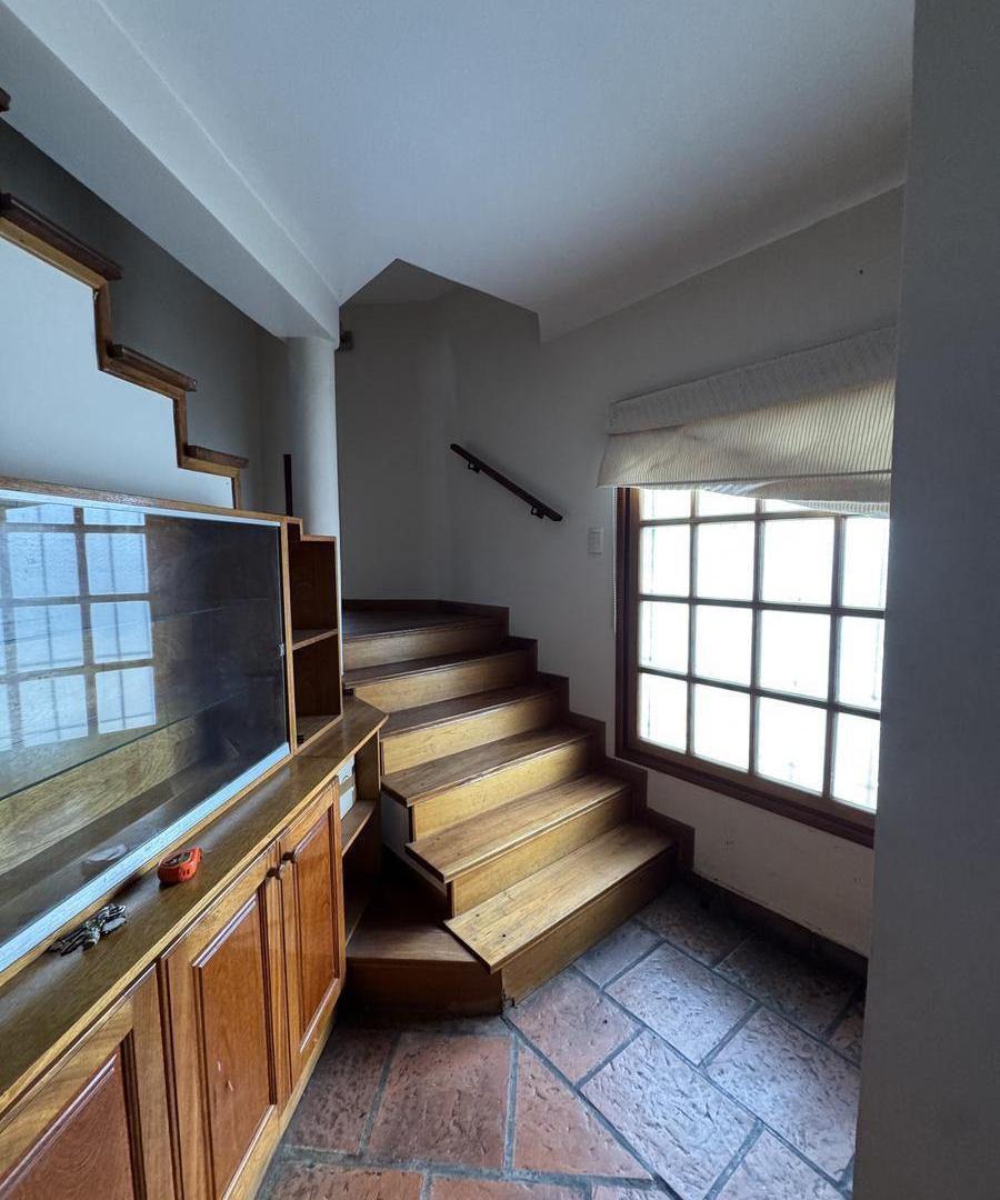 Foto de EXCLUSIVA CASA SOBRE LOTE PROPIO EN ESQUINA 6 AMBIENTES COCHERA TERRAZA, imagen 4