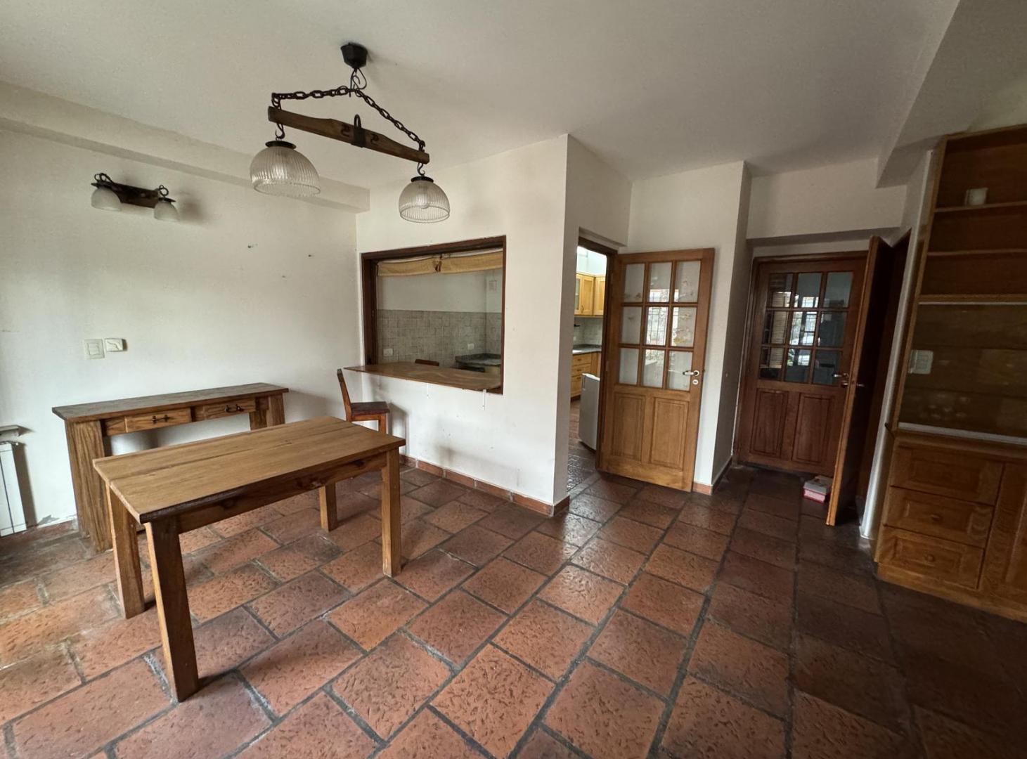 Foto de EXCLUSIVA CASA SOBRE LOTE PROPIO EN ESQUINA 6 AMBIENTES COCHERA TERRAZA, imagen 3