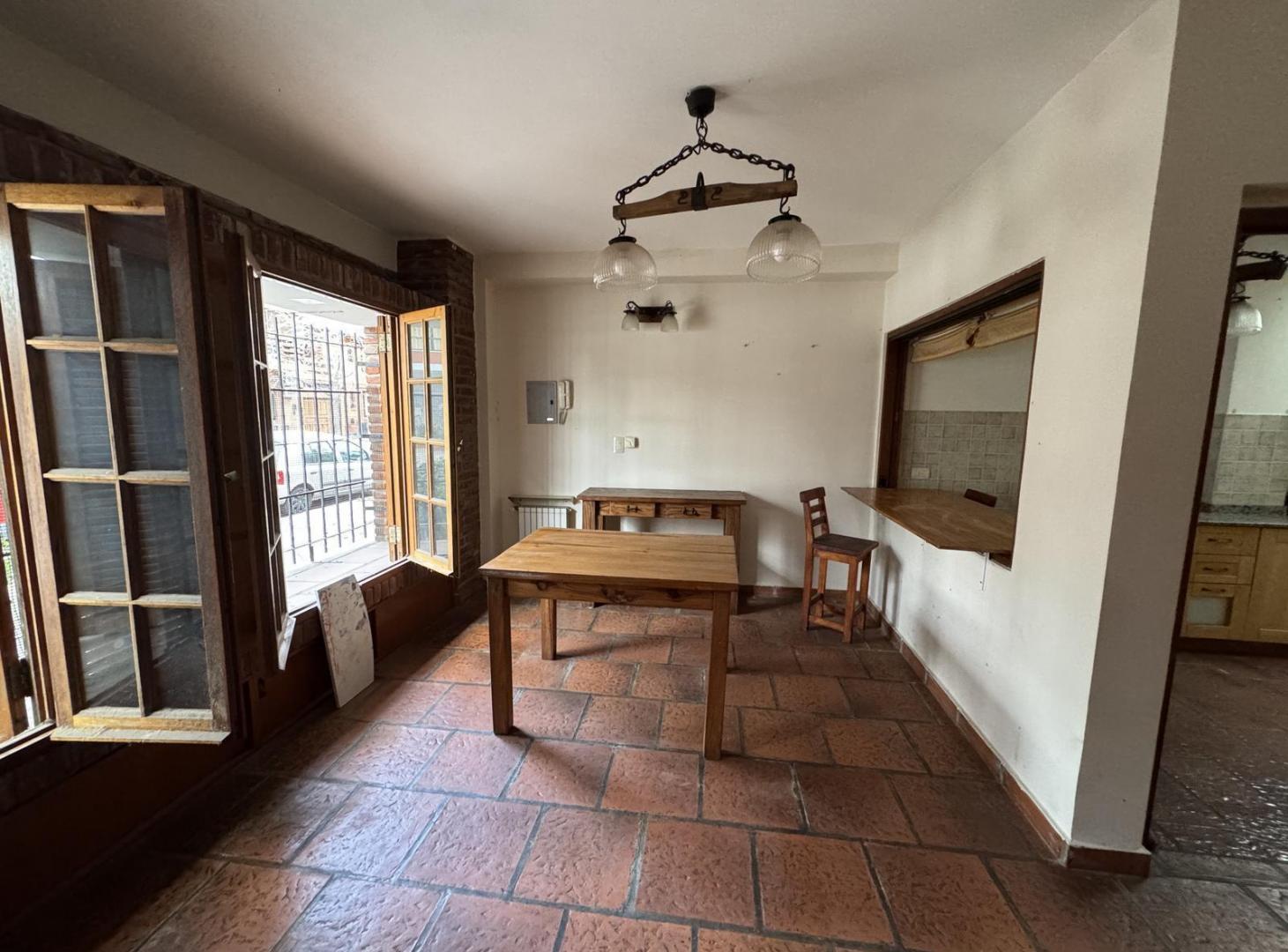 Foto de EXCLUSIVA CASA SOBRE LOTE PROPIO EN ESQUINA 6 AMBIENTES COCHERA TERRAZA, imagen 1