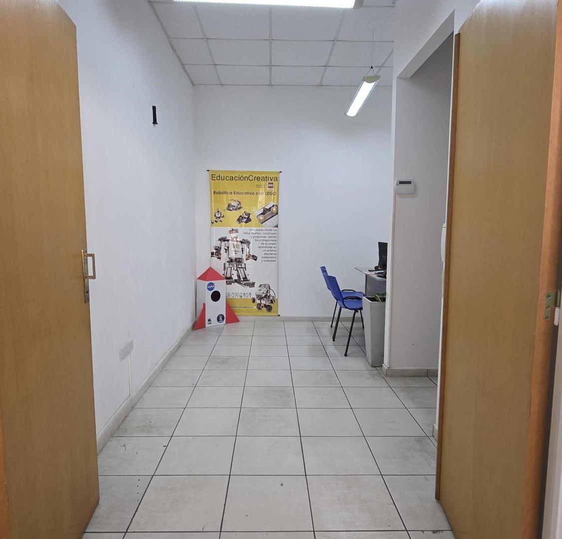 Foto de Oficina Amplia con Recepción Ideal Uso Educativo o Profesional, imagen 2
