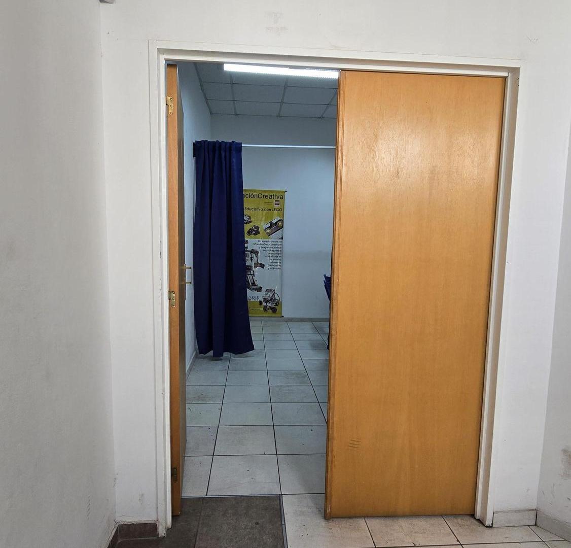 Foto de Oficina Amplia con Recepción Ideal Uso Educativo o Profesional, imagen 4