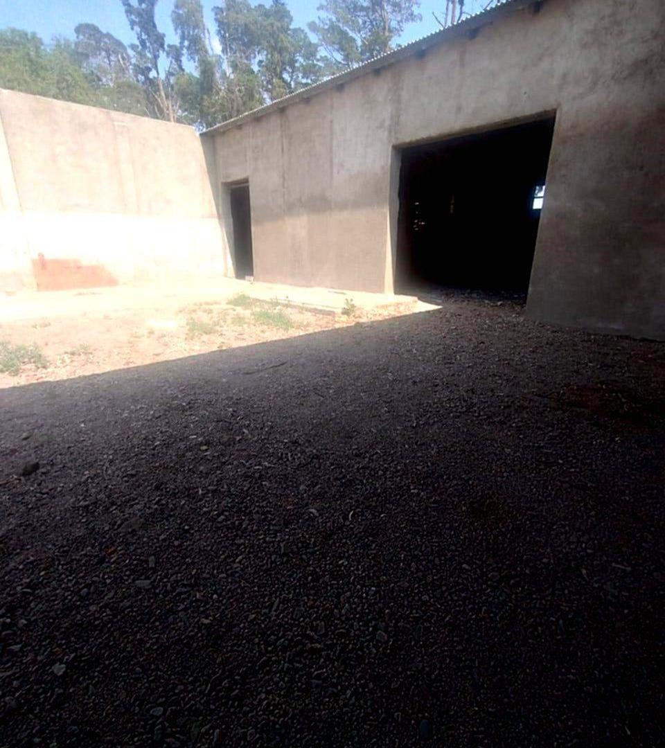 Foto de Terreno de una hectarea con salón de 300m2 y dependencias cubiertas, imagen 2