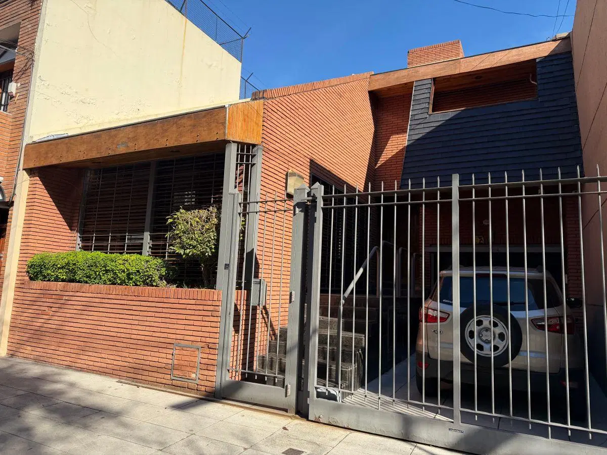 Casa de categoría con arquitectura de excelencia en Parque Chacabuco 3