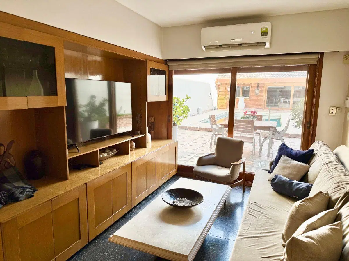 Casa de categoría con arquitectura de excelencia en Parque Chacabuco 2