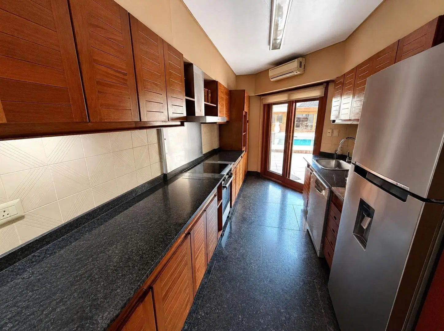 Casa de categoría con arquitectura de excelencia en Parque Chacabuco 8