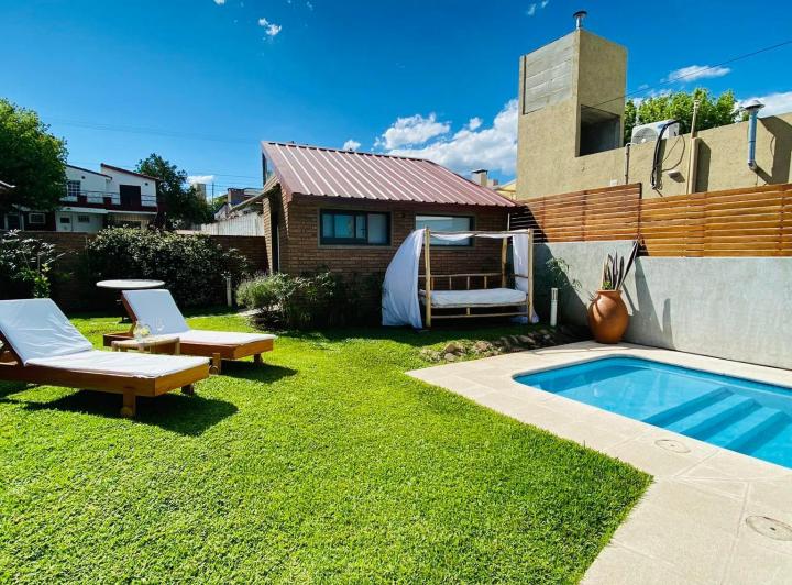 HERMOSA CASA CON PILETA! PARA 6/8 PAX  EXCELENTE UBICACIÓN A 4 CDRAS DEL RELOJ CU-CU 5