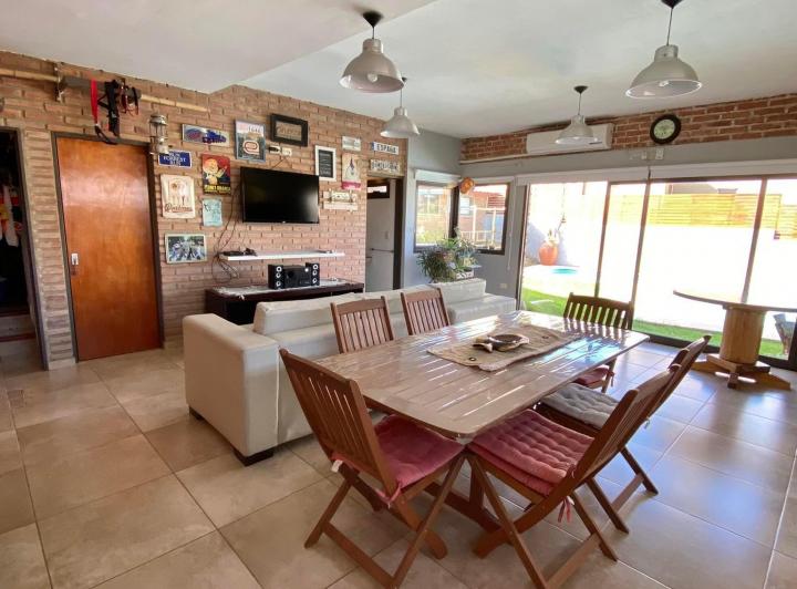HERMOSA CASA CON PILETA! PARA 6/8 PAX  EXCELENTE UBICACIÓN A 4 CDRAS DEL RELOJ CU-CU 2