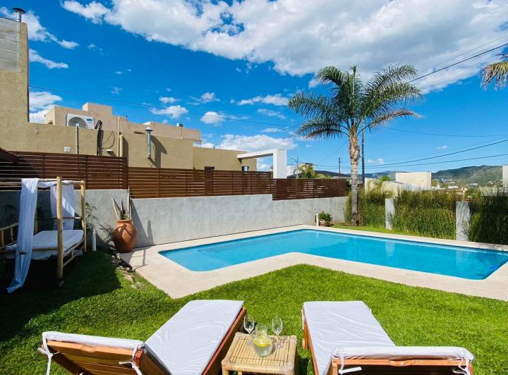 HERMOSA CASA CON PILETA! PARA 6/8 PAX  EXCELENTE UBICACIÓN A 4 CDRAS DEL RELOJ CU-CU 3