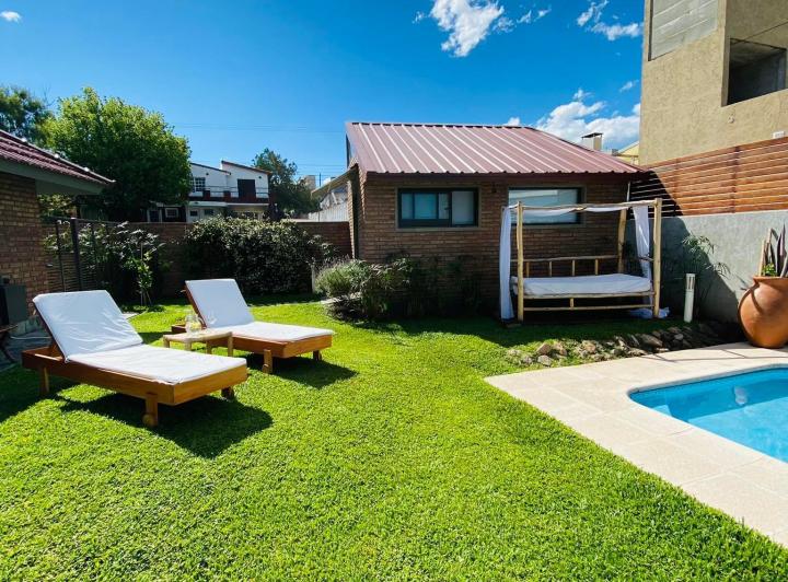 HERMOSA CASA CON PILETA! PARA 6/8 PAX  EXCELENTE UBICACIÓN A 4 CDRAS DEL RELOJ CU-CU 4