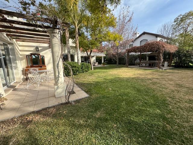 Espectacular Casa a La Venta en Barrio "Club de Campo Country Club" 2