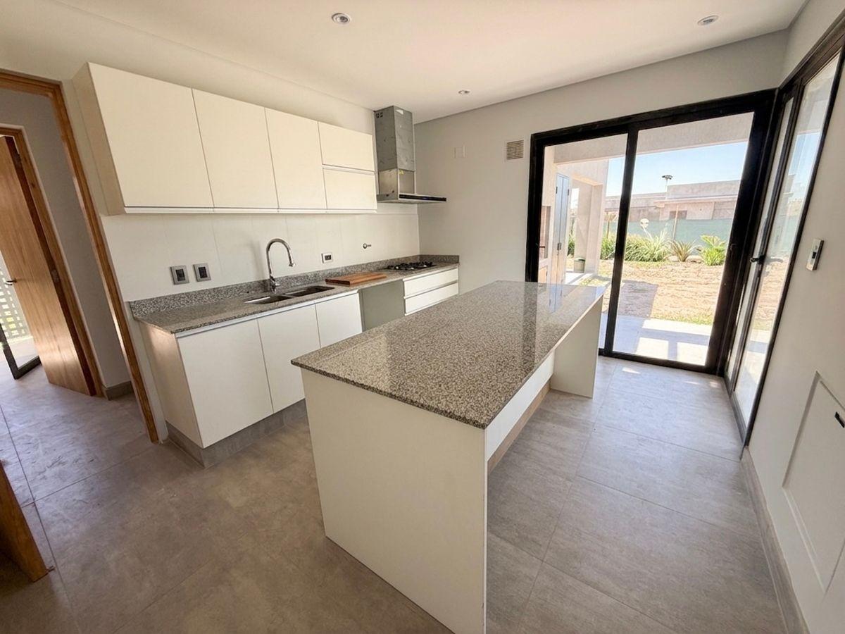 Foto de TITTARELLI VENDE EXCELENTE CASA A ESTENAR EN BARRIO "RINCON DE VIAMONTE", imagen 4