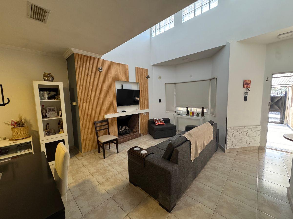 Foto de Casa de 280 m² con 4 dormitorios, 2 cocheras, Pileta, Quincho., imagen 2