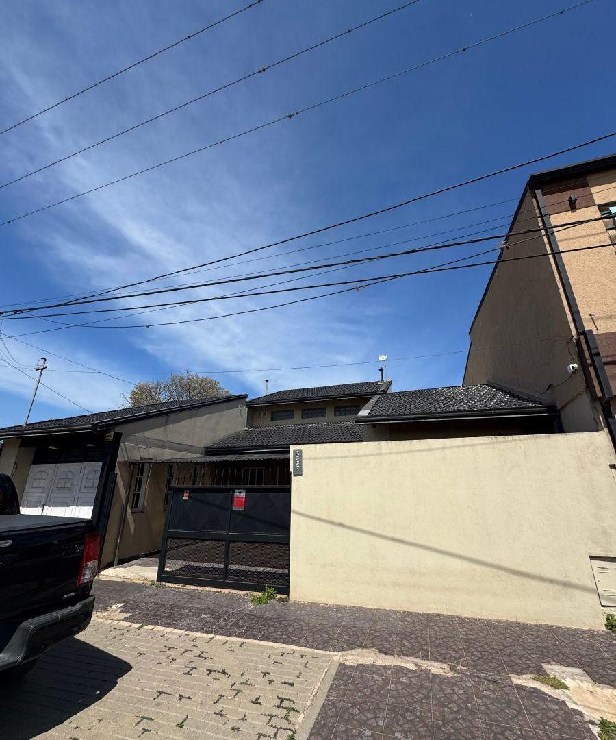 Foto de Casa de 280 m² con 4 dormitorios, 2 cocheras, Pileta, Quincho., imagen 1