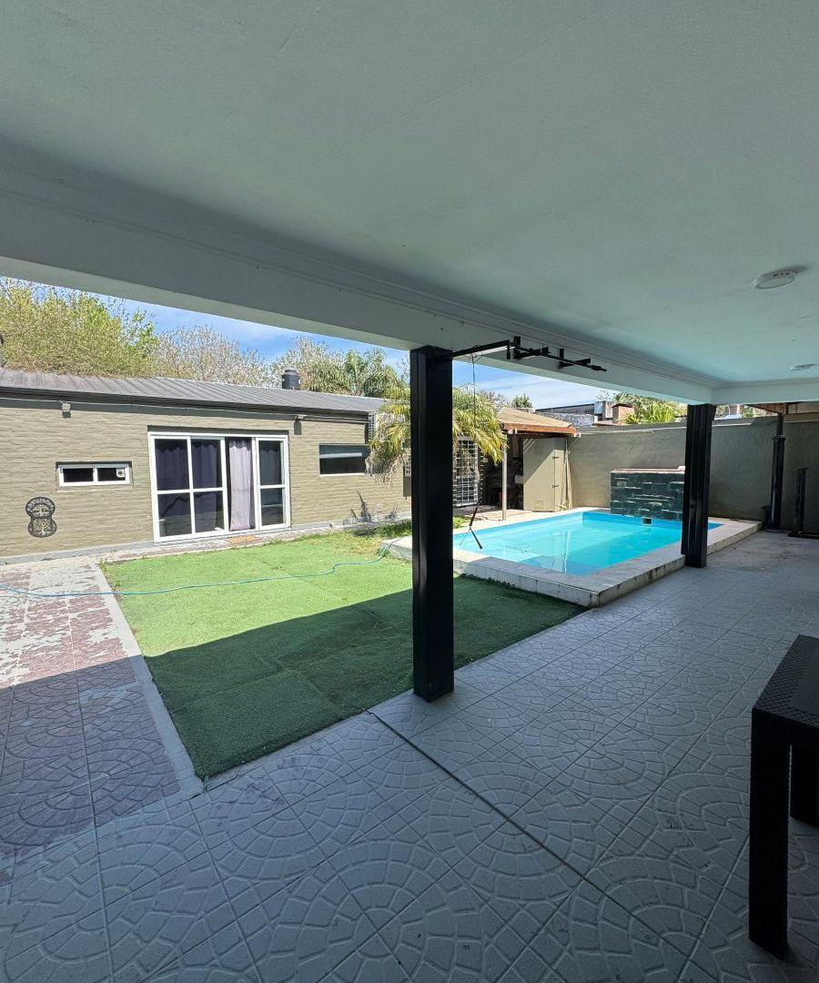 Foto de Casa de 280 m² con 4 dormitorios, 2 cocheras, Pileta, Quincho., imagen 5