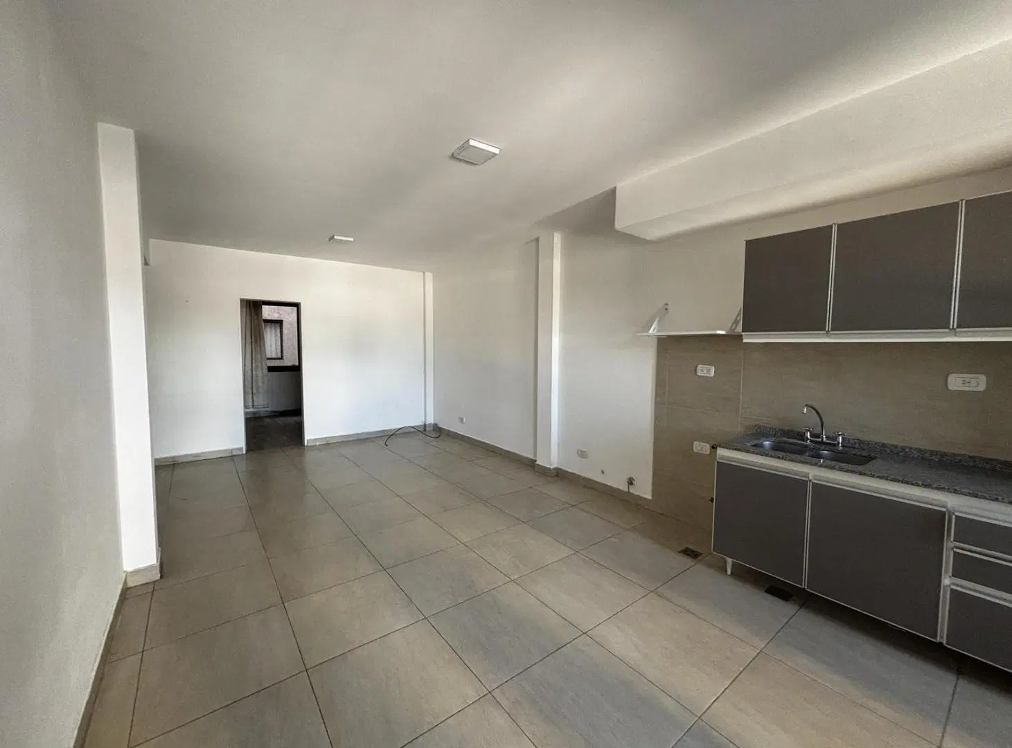 Departamento en alquiler de 3 ambientes y cochera con balcón en Lanús 3