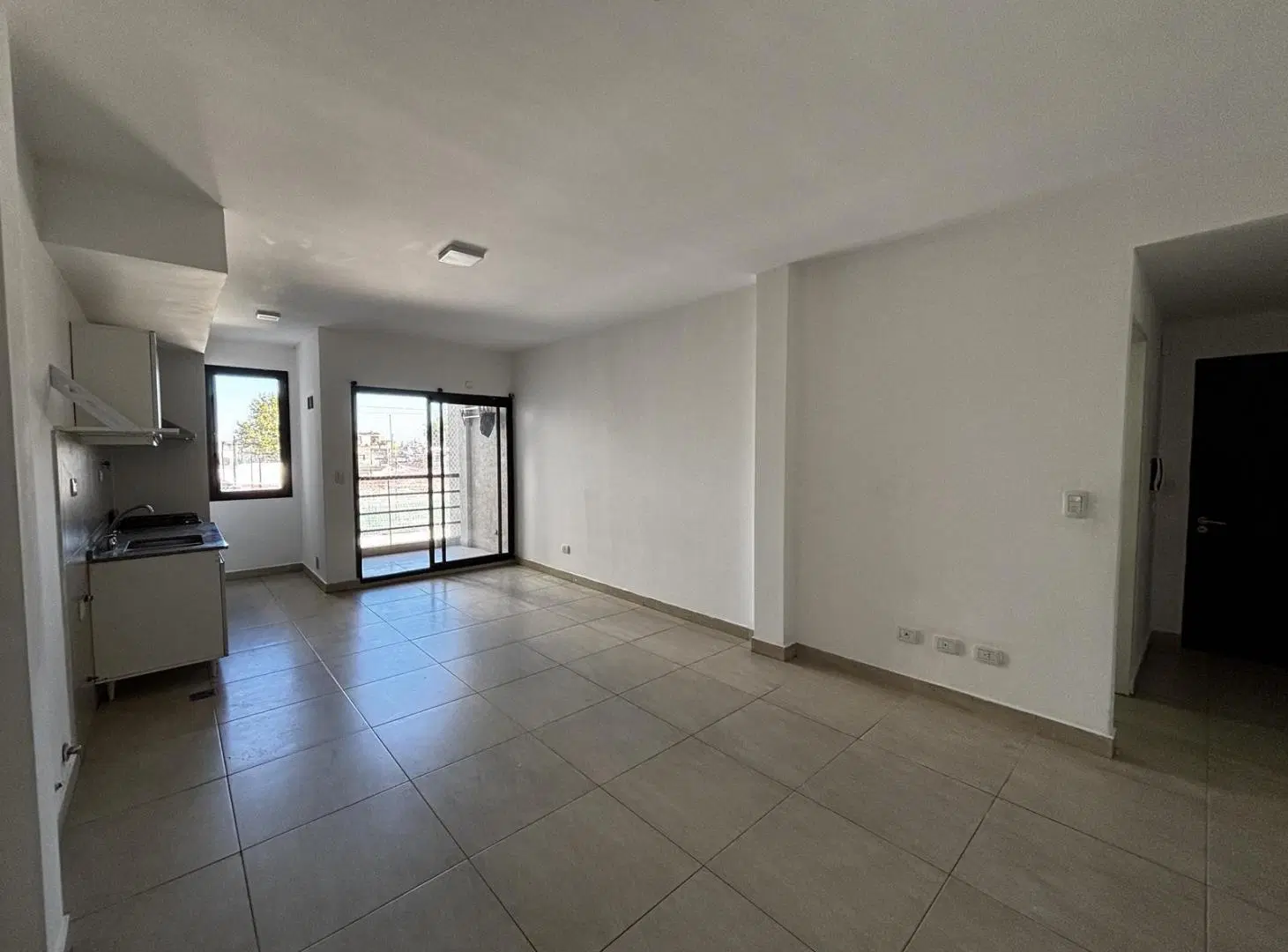 Departamento en alquiler de 3 ambientes y cochera con balcón en Lanús 1