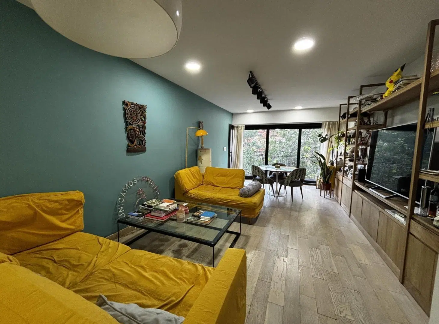 Departamento 4 ambientes reciclado a nuevo con balcon cochera y baulera 3