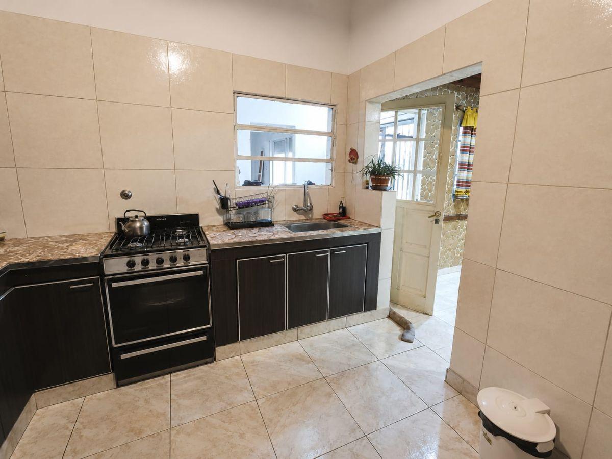 Foto de Venta Vivienda Multifamiliar A Refaccionar 4 Dormitorios Cochera Patio, imagen 1
