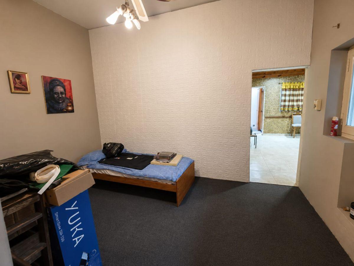 Foto de Venta Vivienda Multifamiliar A Refaccionar 4 Dormitorios Cochera Patio, imagen 4