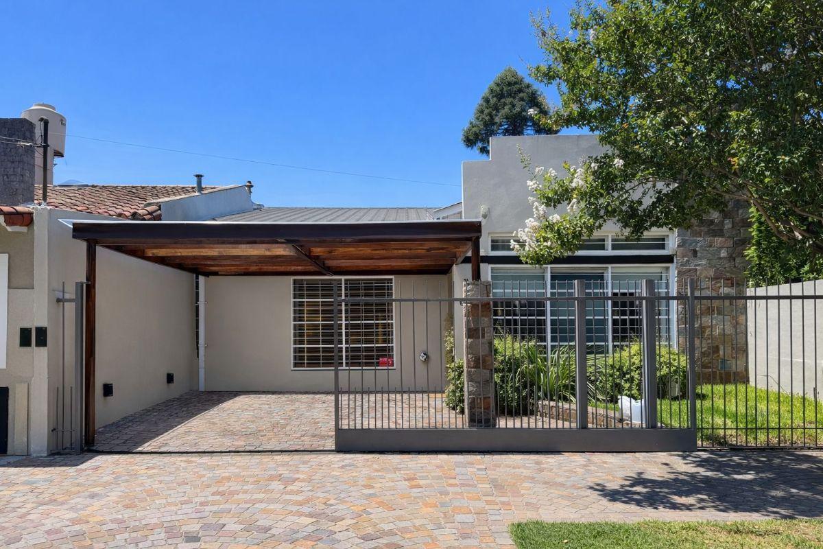 Casa con 270 m² de terreno y 3 dormitorios en venta en Villa Sarmiento