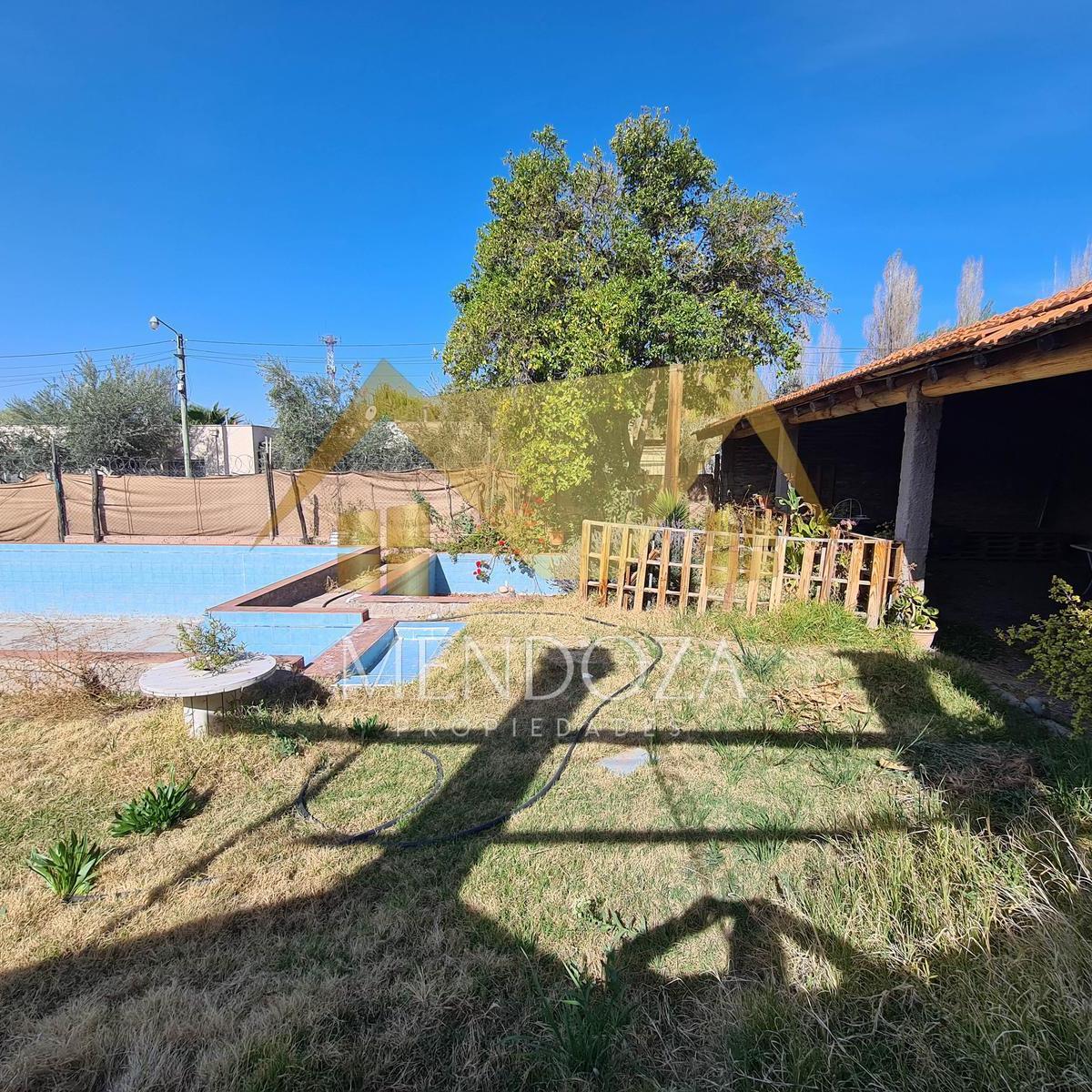 Venta de Terreno con Quincho y Pileta 1