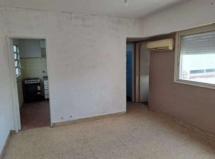 Dueño vende 2 amb. centro ,Piso 2, escalera apto prof, luminoso 1