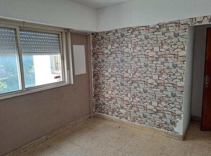 Dueño vende 2 amb. centro ,Piso 2, escalera apto prof, luminoso 3