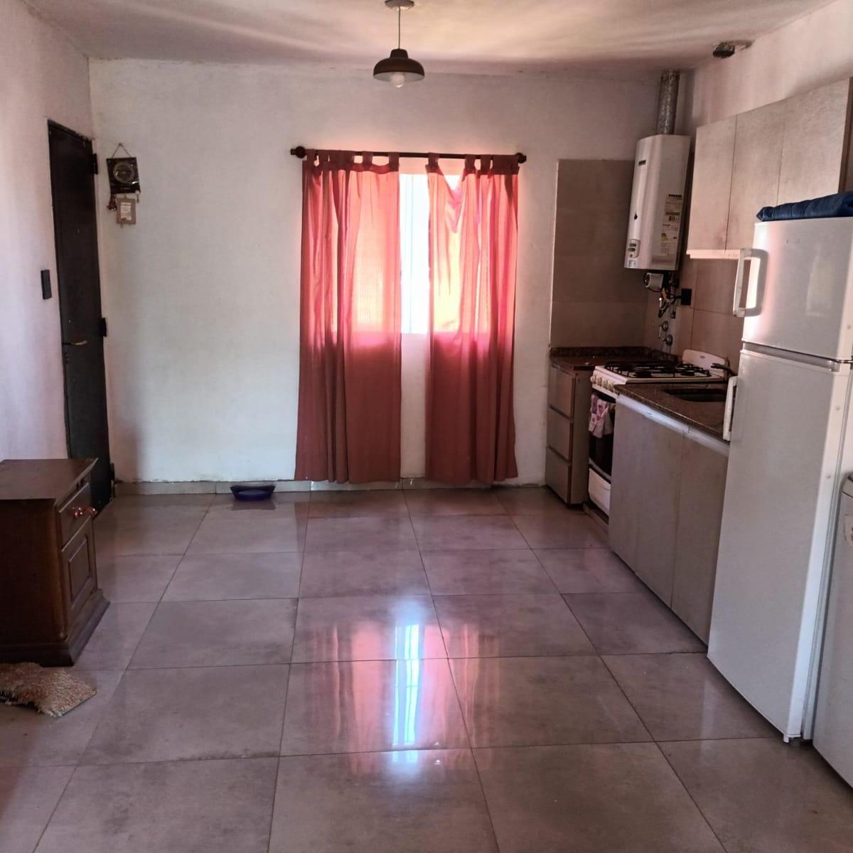Amplia Casa en Barrio Parque, con Jardin, 2